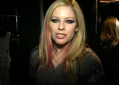 Avril Lavigne updates fans while in Japan