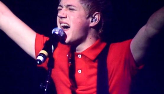 One Direction member Niall Horan singing